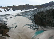 Камчатка. Пешее путешествие к Мутновскому вулкану. 3-ый кратер, ледник сползающий с края кратера