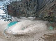 Камчатка. Пешее путешествие к Мутновскому вулкану. 3-ый кратер (при хорошей погоде весь снег стаивает и в кратере красуется бирюзовое озеро)